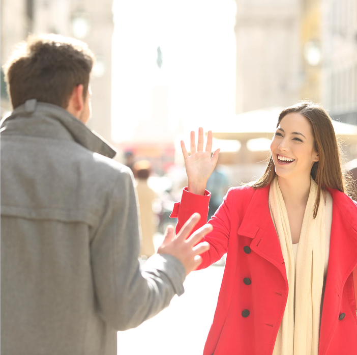 Jemand winkt zur Begrüßung / A friendly hello